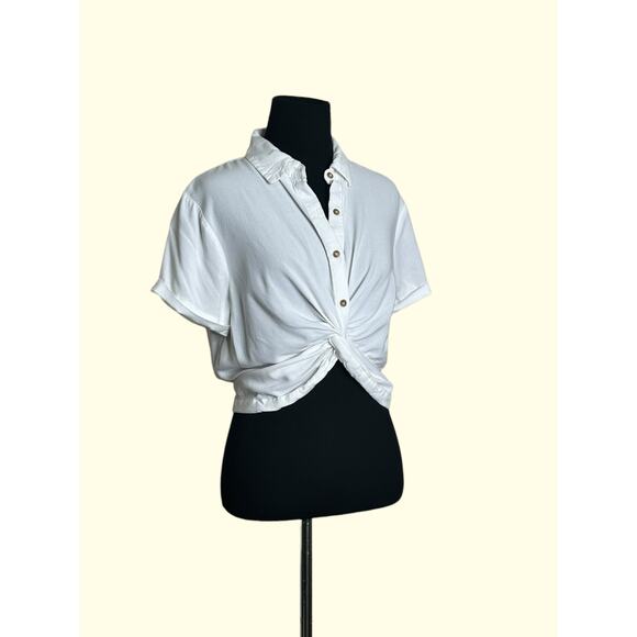 Forever 21 white short sleeves front twist button shirt size Medium - Picture 7 of 8